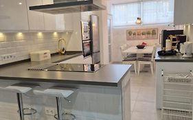 Luxurious Three Bedroom Duplex Apt Close To Beach